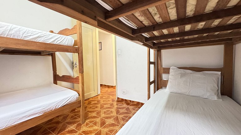 100M da praia -Piscina -Churrasqueira- 4 quartos.