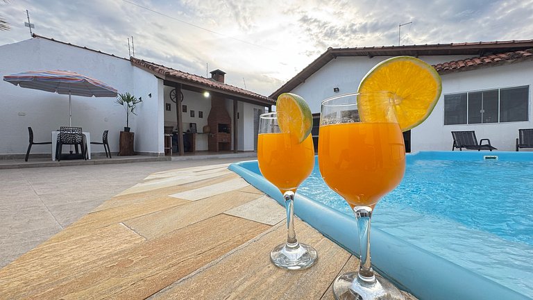 100M da praia -Piscina -Churrasqueira- 4 quartos.