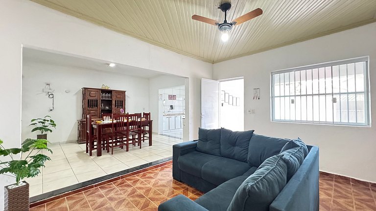 100M da praia -Piscina -Churrasqueira- 4 quartos.