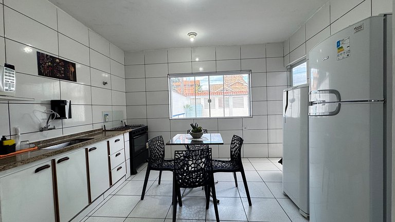 100M da praia -Piscina -Churrasqueira- 4 quartos.