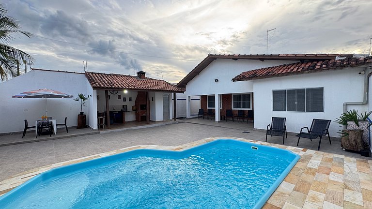 100M da praia -Piscina -Churrasqueira- 4 quartos.