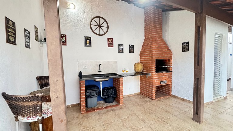 100M da praia -Piscina -Churrasqueira- 4 quartos.