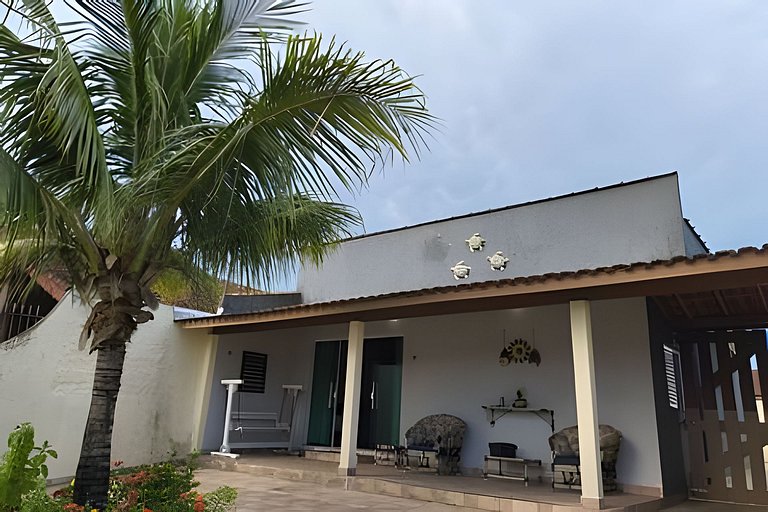 Casa térrea, 600m da praia, churrasqueira, 6 vezes sem juros