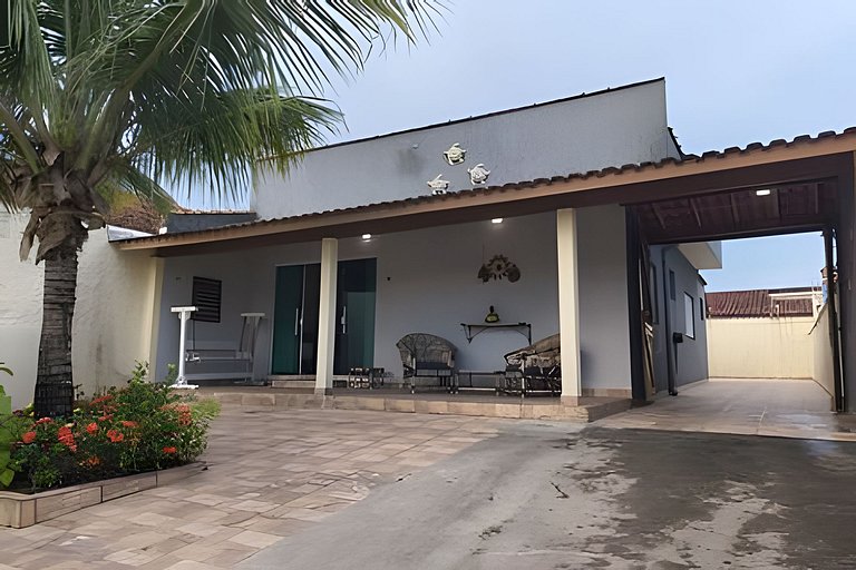 Casa térrea, 600m da praia, churrasqueira, 6 vezes sem juros
