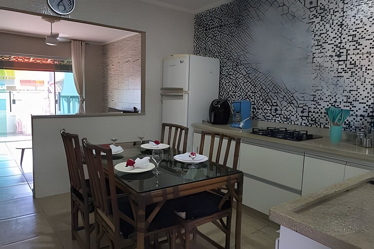 Casa térrea, 600m da praia, churrasqueira, 6 vezes sem juros