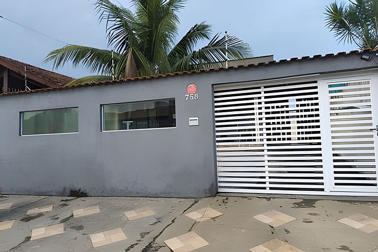Casa térrea, 600m da praia, churrasqueira, 6 vezes sem juros