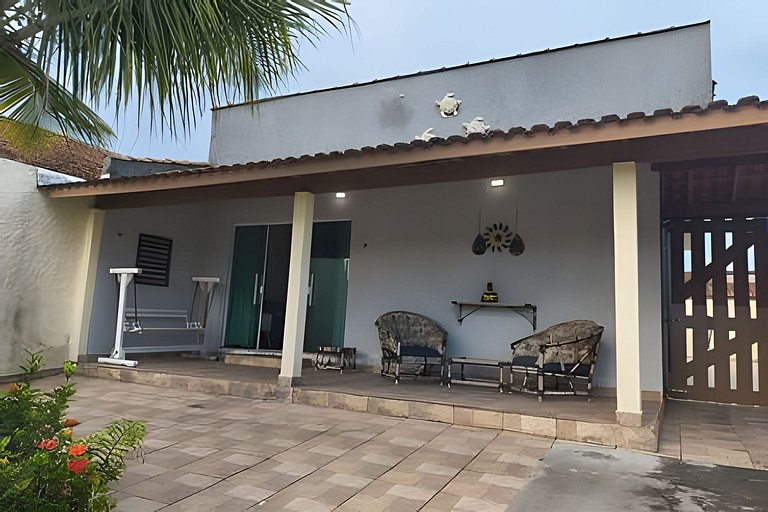 Casa térrea, 600m da praia, churrasqueira, 6 vezes sem juros