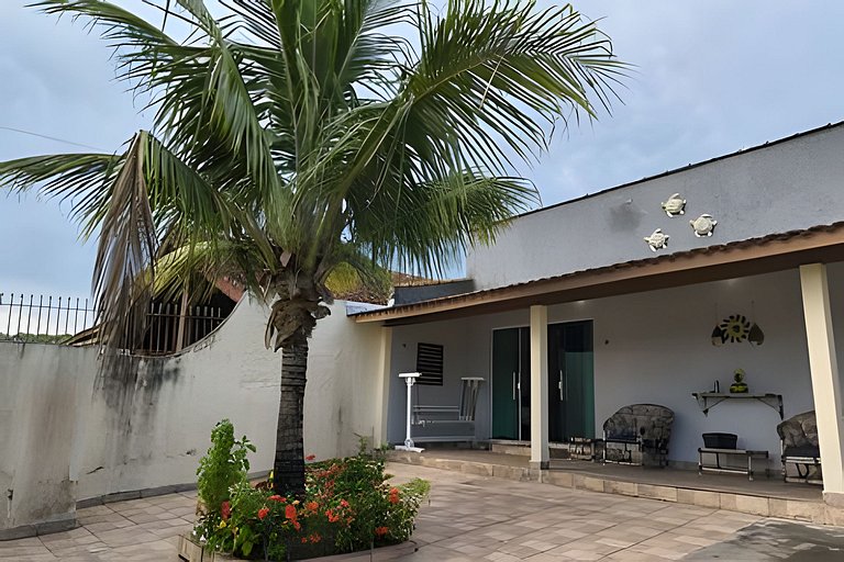 Casa térrea, 600m da praia, churrasqueira, 6 vezes sem juros