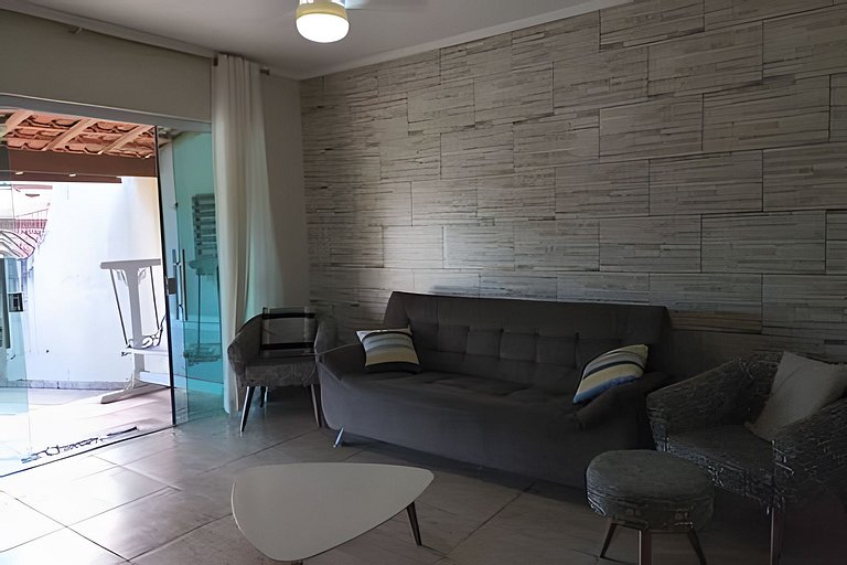 Casa térrea, 600m da praia, churrasqueira, 6 vezes sem juros