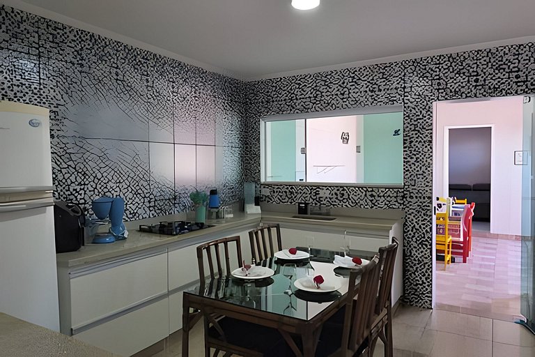 Casa térrea, 600m da praia, churrasqueira, 6 vezes sem juros