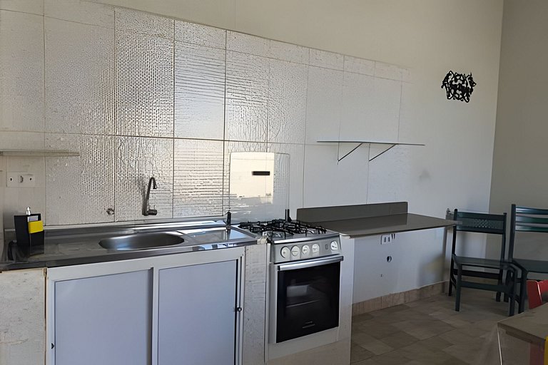 Casa térrea, 600m da praia, churrasqueira, 6 vezes sem juros