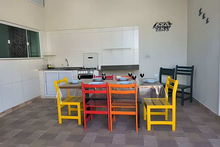 Casa térrea, 600m da praia, churrasqueira, 6 vezes sem juros