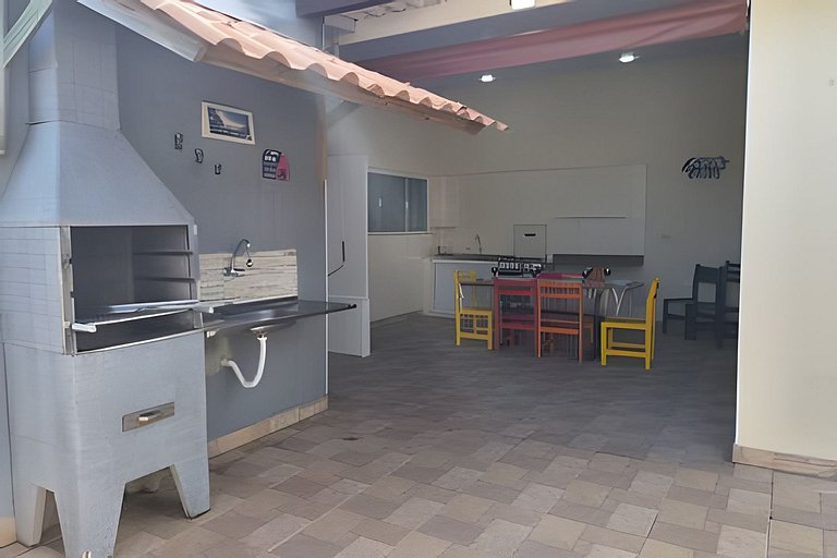 Casa térrea, 600m da praia, churrasqueira, 6 vezes sem juros