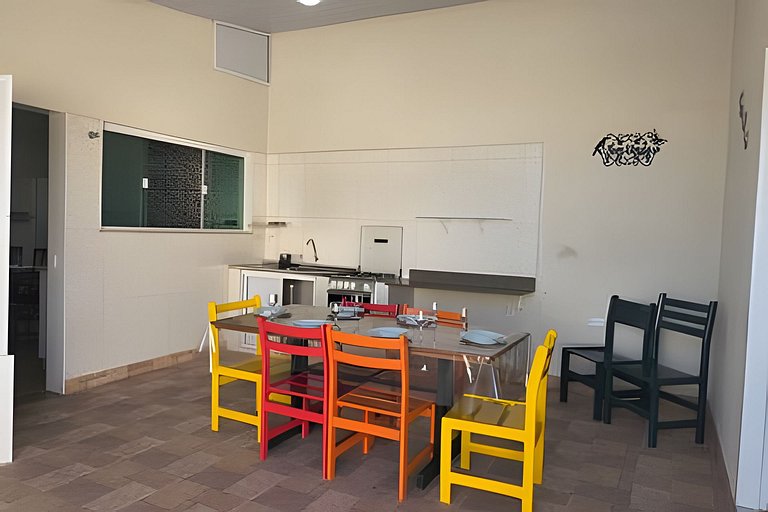 Casa térrea, 600m da praia, churrasqueira, 6 vezes sem juros