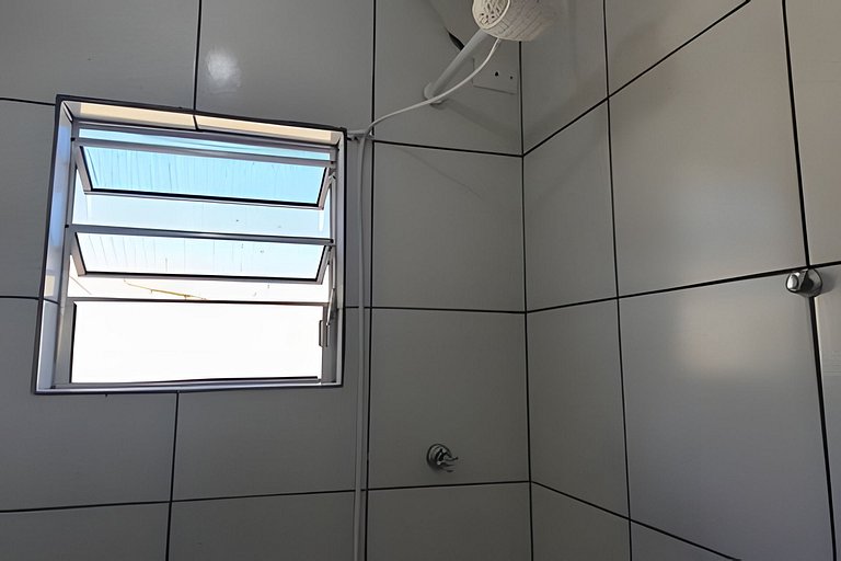 Casa térrea, 600m da praia, churrasqueira, 6 vezes sem juros