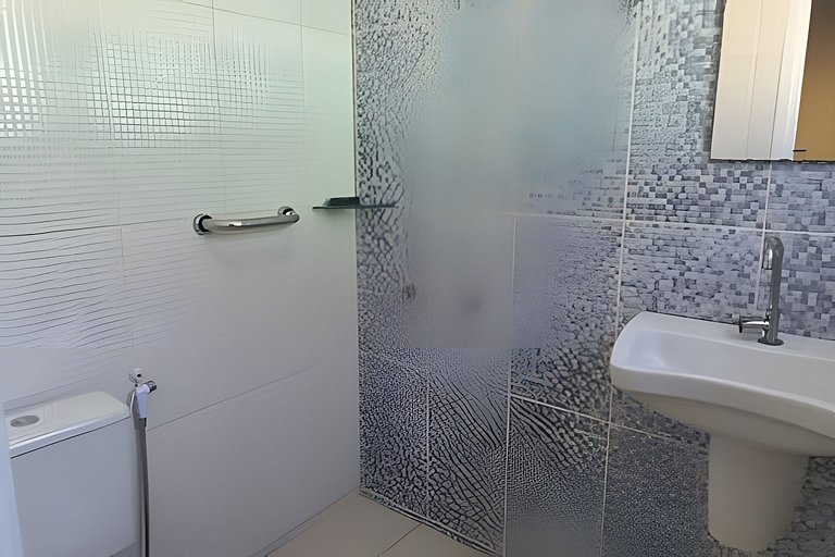 Casa térrea, 600m da praia, churrasqueira, 6 vezes sem juros