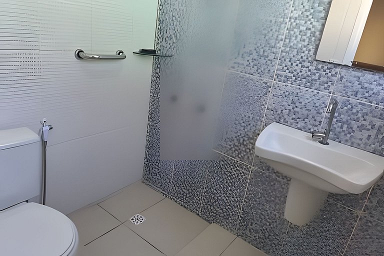 Casa térrea, 600m da praia, churrasqueira, 6 vezes sem juros