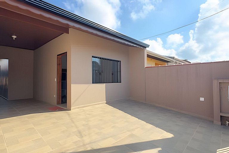 Casa Térrea com Churrasqueira, Wi-Fi e Garagem